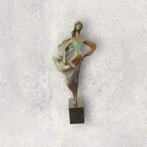 Sisters Are Forever statue